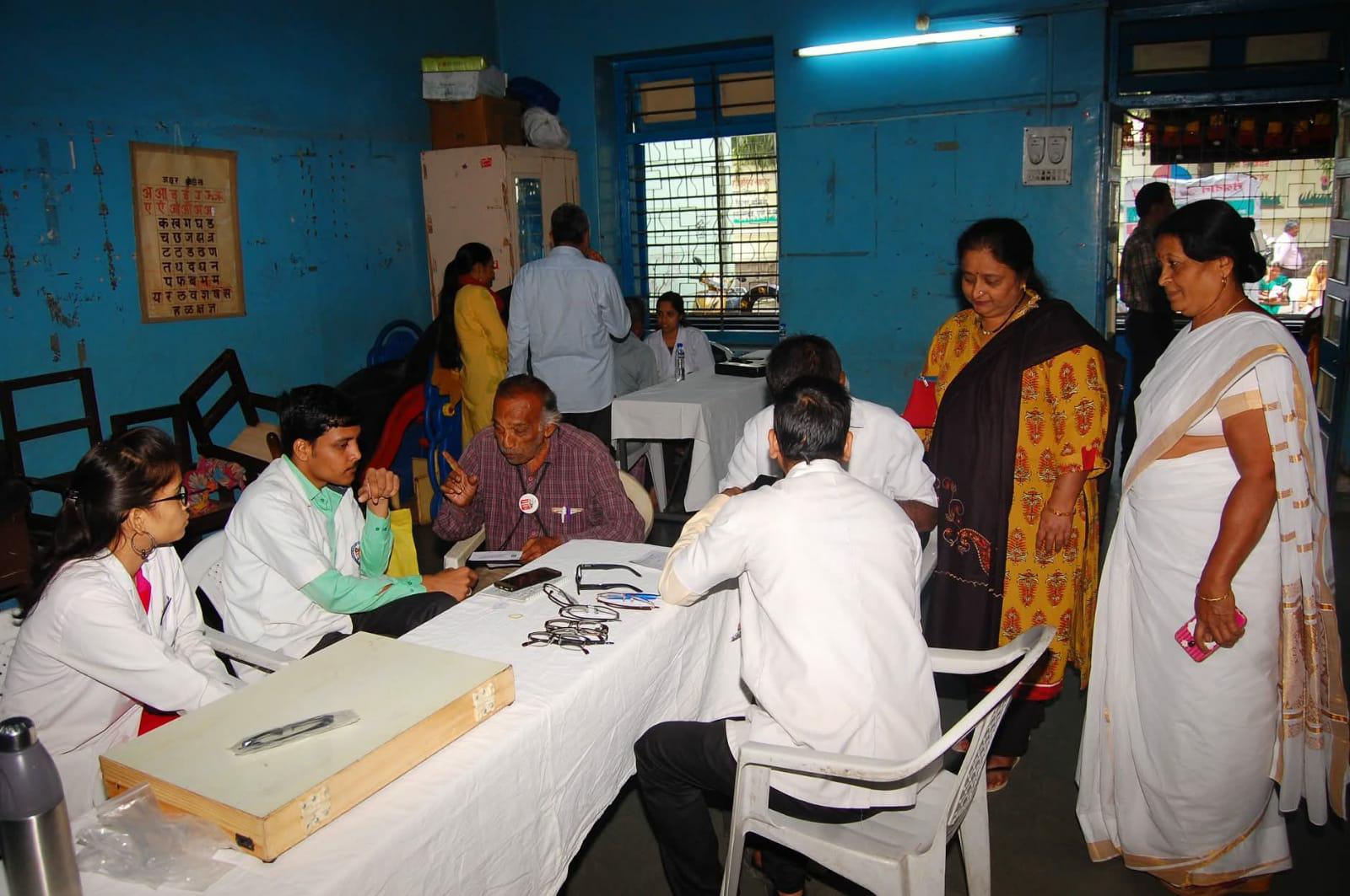 मोफत नेत्र चिकित्सा ,मधुमेह व त्वच्या रोग तपासणी शिबिर